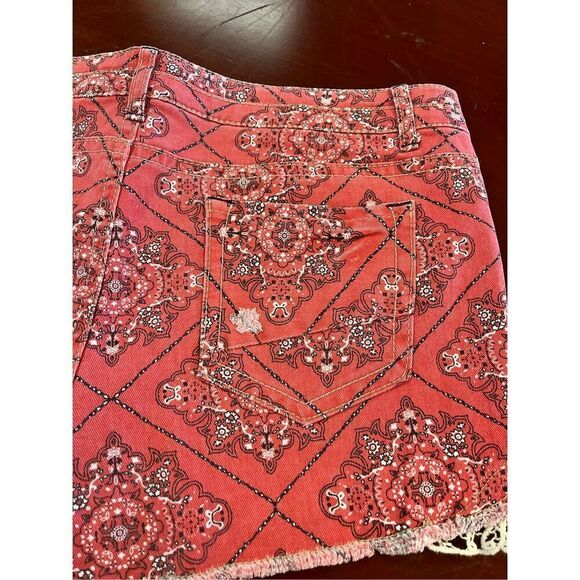 No Boundaries Red Hanky Code Bandana Pride Crochet Lace Trim Short Shorts sz 17 - Picture 6 of 6